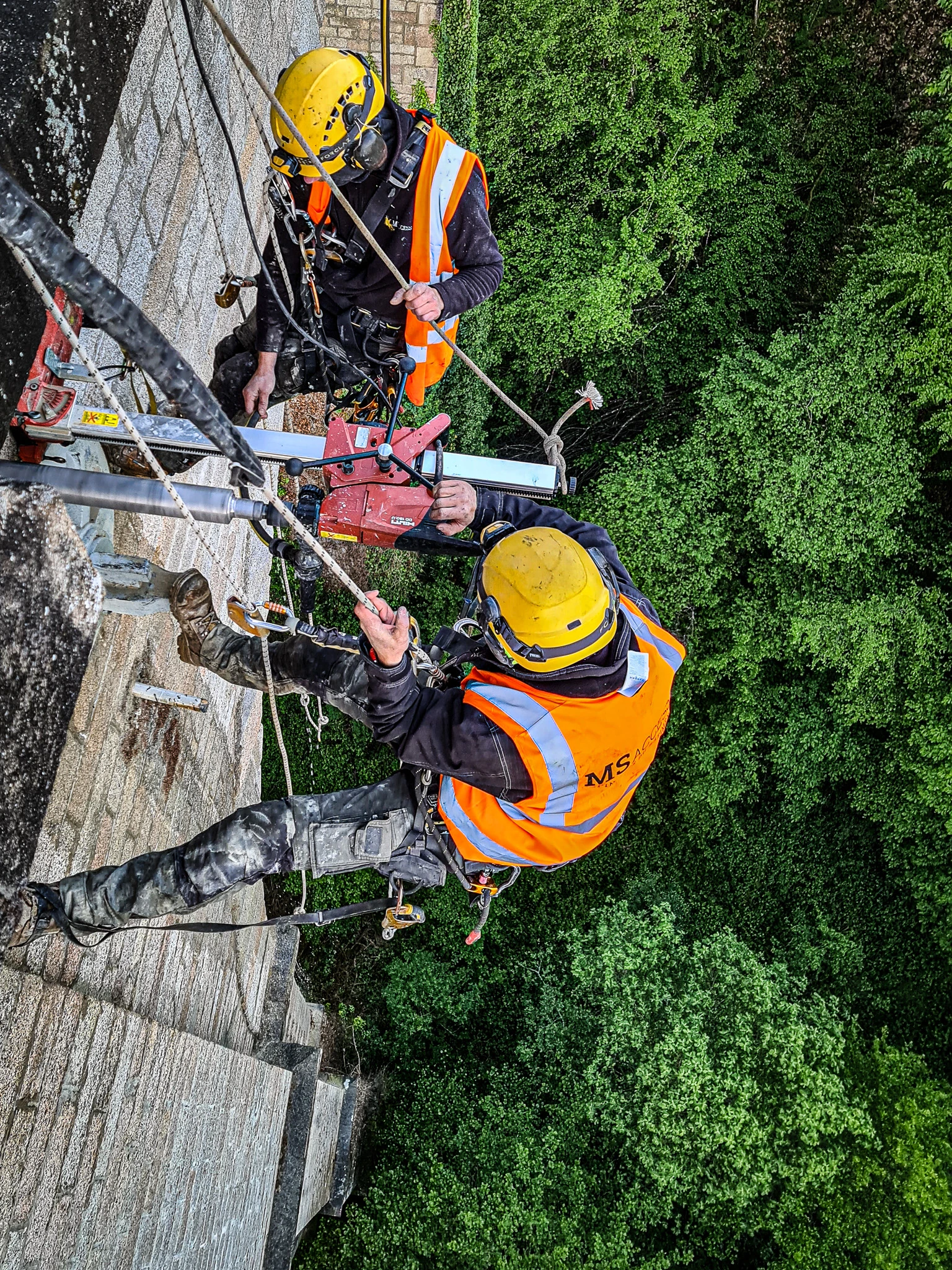 Intervention de cordistes MS Access pour des carottes et des trains chez ETANDEX à Le Palais sur Vienne (bâtiment) – 2